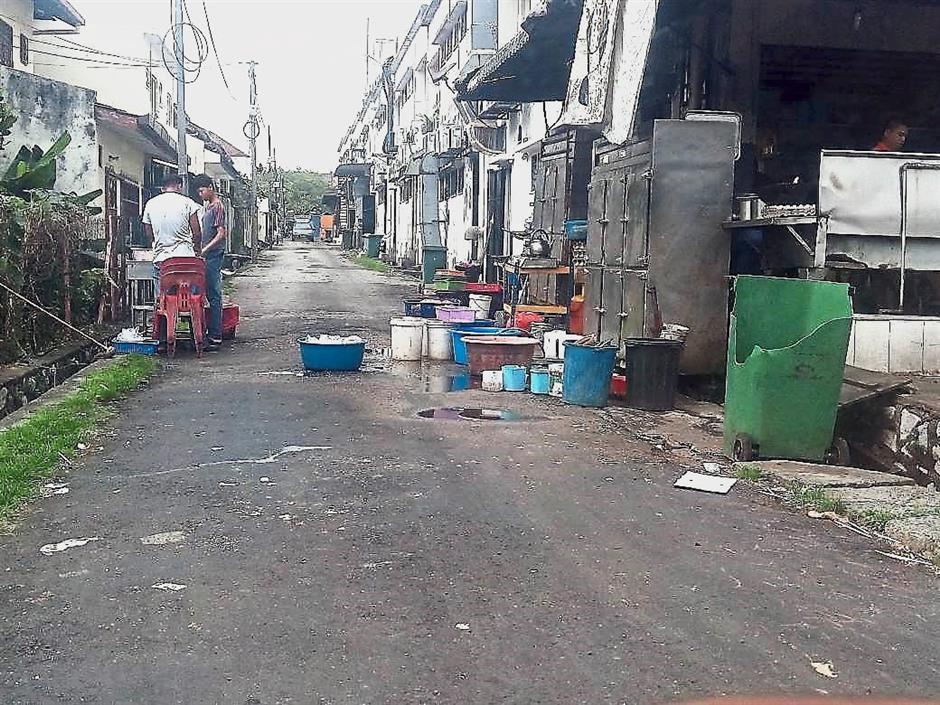 This restaurant in USJ not only has its workers washing dishes in the back lane but has also installed refrigerators there.