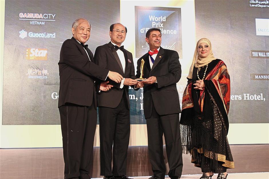 Prof Chen (left) and Farook (third from left) presenting the World Gold Winner award (Affordable Housing Category and Master Plan Category) to S P Setia Group president and chief executive officer Datuk Khor Chap Jen for the Seri Kasturi Apartment, Selangor, and Setia Eco Glades, Cyberjaya projects.