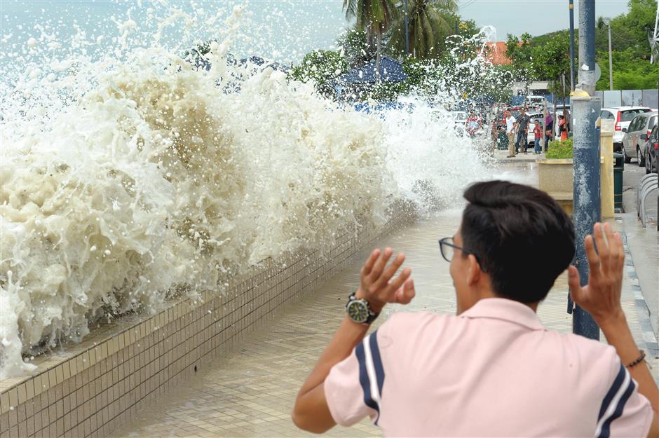 Giant waves batter seafront in Penang | The Star