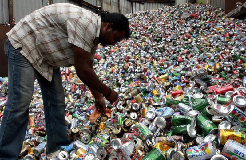 Health Ministry: Dangerous to drink from recycled tin cans | The Star ...