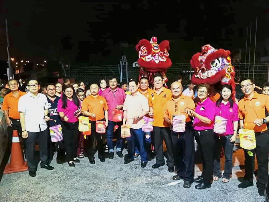 Cheng (fourth from left), who was Zone 8 JPP chairman, at a lantern festival in Hulu Langat last year organised by the committee with the help of several NGOs.