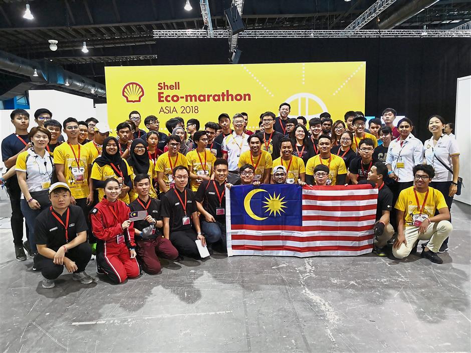 Lo (centre, in white) with Shell Malaysia staff and some of the Malaysian students representing the seven teams.