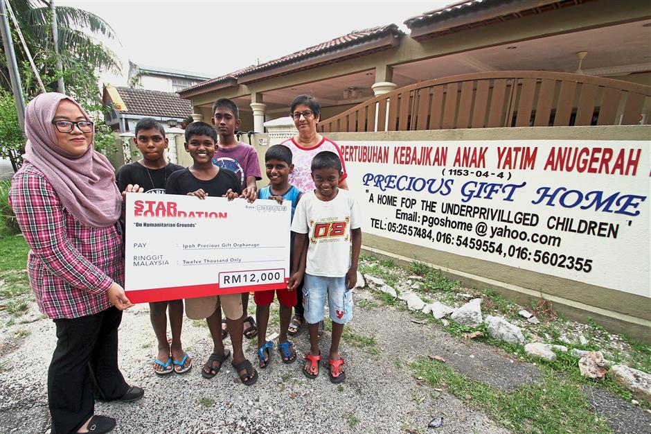 Rm12 000 Gift To Ease Home S Burden The Star