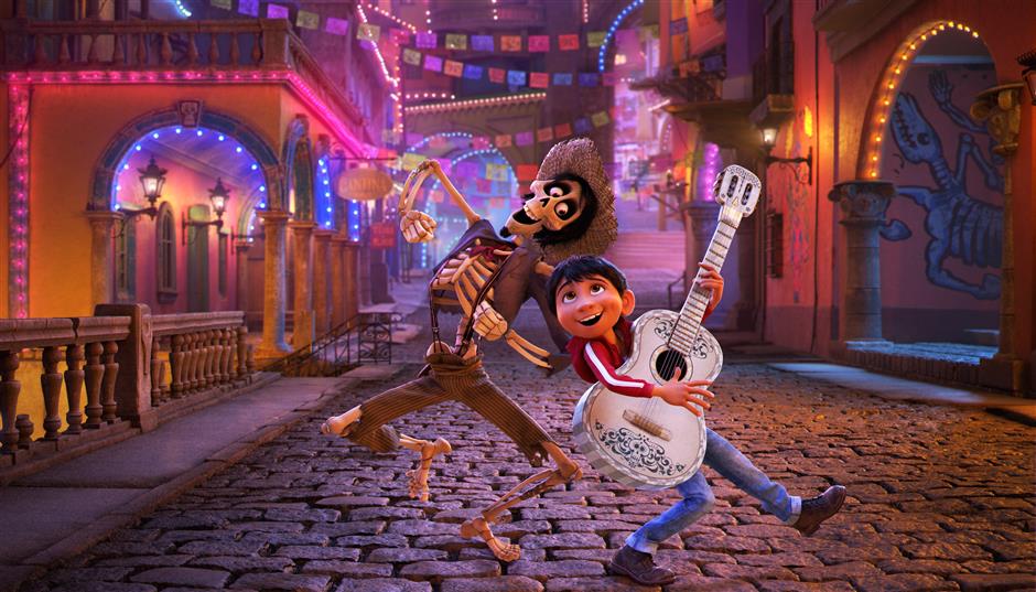 FOR STAR2 ENTERTAINMENT USE ONLY. DO NOT REUSE. NAME THAT TUNE – In Disney•Pixar’s “Coco,” Miguel’s love of music ultimately leads him to the Land of the Dead where he teams up with charming trickster Hector. “Coco” features an original score from Oscar®-winning composer Michael Giacchino, the original song “Remember Me” by Kristen Anderson-Lopez and Robert Lopez, and additional songs co-written by Germaine Franco and co-director/screenwriter Adrian Molina. Also part of the team is musical consultant Camilo Lara of the music project Mexican Institute of Sound. In theaters on Nov. 22, 2017. © 2017 Disney•Pixar. All Rights Reserved.