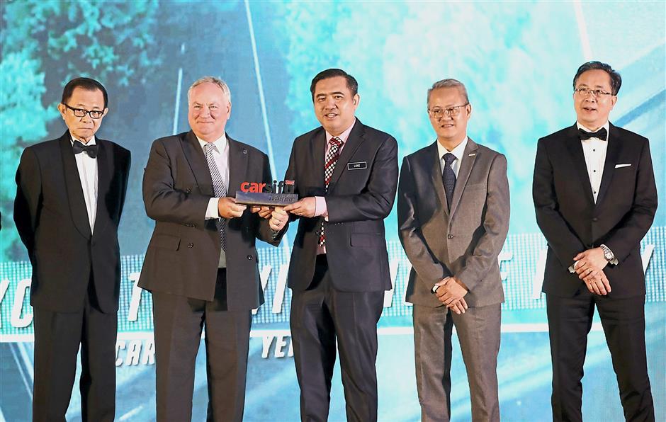 Volvo Car Malaysia managing director Lennart Stegland (second from left) receiving the 2018 Car of the Year award from Transport Minister Anthony Loke. Also present were (from left) Star Media Group group chairman Datuk Fu Ah Kiow, Toyo Tyre Sales and Marketing Malaysia president and managing director Tan Song Chye and Petron Malaysia head of commercial business Choong Kum Choy. GLENN GUAN/The Star
