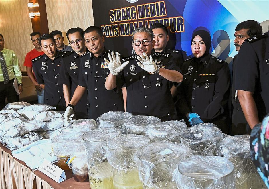 KUALA LUMPUR, 5 April -- Ketua Polis Kuala Lumpur Datuk Seri Mazlan Lazim (tiga, kanan) pada sidang media di Ibu Pejabat Polis Kontinjen Kuala Lumpur (IPKKL) hari ini berhubung serbuan ke atas premis yang dijadikan makmal haram memproses dadah jenis Methamphetamine di kawasan Brickfield Ahad lalu.Turut hadir Ketua Jabatan Siasatan Jenayah Narkotik IPKKL ACP Adnan Azizon (tiga,kiri).--fotoBERNAMA (2018) HAK CIPTA TERPELIHARA