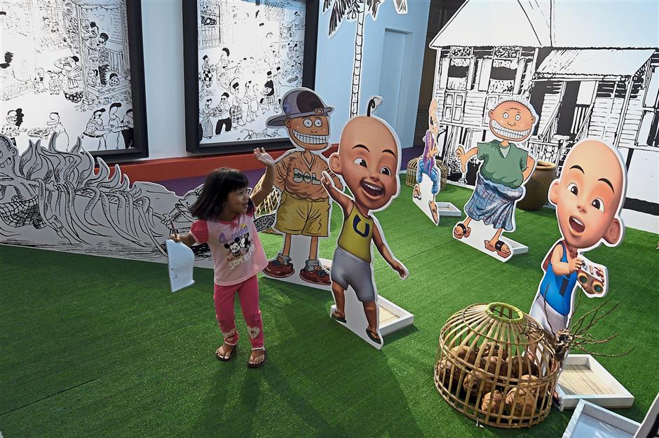 KUALA LUMPUR, 26 Dis -- Seorang kanak-kanak begitu riang beraksi bersama watak animasi Ujang dan Upin Ipin ketika mengunjungi Pameran Kartun dan Kita di Muzium Negara hari ini.Pameran itu menampilkan lebih daripada 500 keping kartun dan sebilangan komik yang dihasilkan oleh 50 karyawan negara.Turut dipamerkan sebilangan besar daripada koleksi-koleksi karya asal pelukis kartun dan komik.--fotoBERNAMA (2017) HAK CIPTA TERPELIHARA