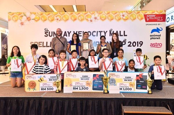 Top three winners of Category B together with the consolation prize winners and judges.