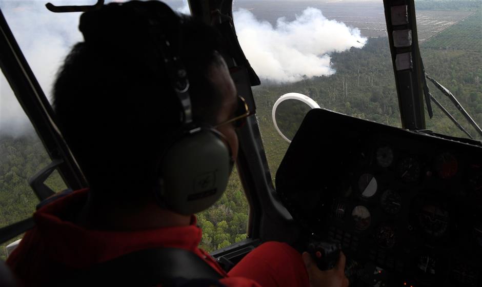 KUANTAN, 25 April -- Anggota Unit Udara Jabatan Bomba dan Penyelamat Pahang meninjau dari udara kebakaran hutan di kawasan Sungai Ular seluas 420 hektar hari ini. --fotoBERNAMA (2019) HAK CIPTA TERPELIHARA