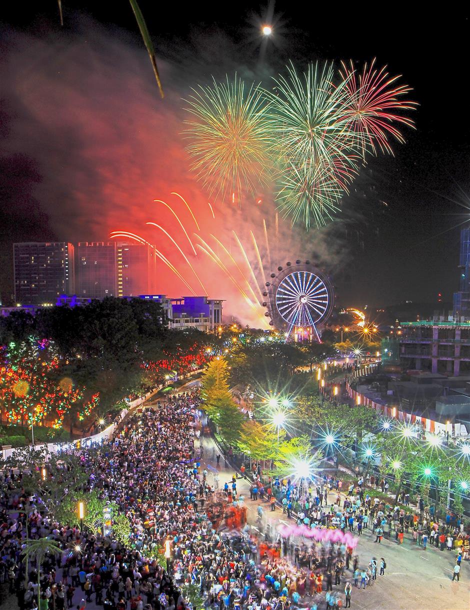An awesome fireworks display lighting up the sky at the stroke of midnight to mark the culmination of the ‘Terima Kasih Malaysia’ National Day countdown at i-City.