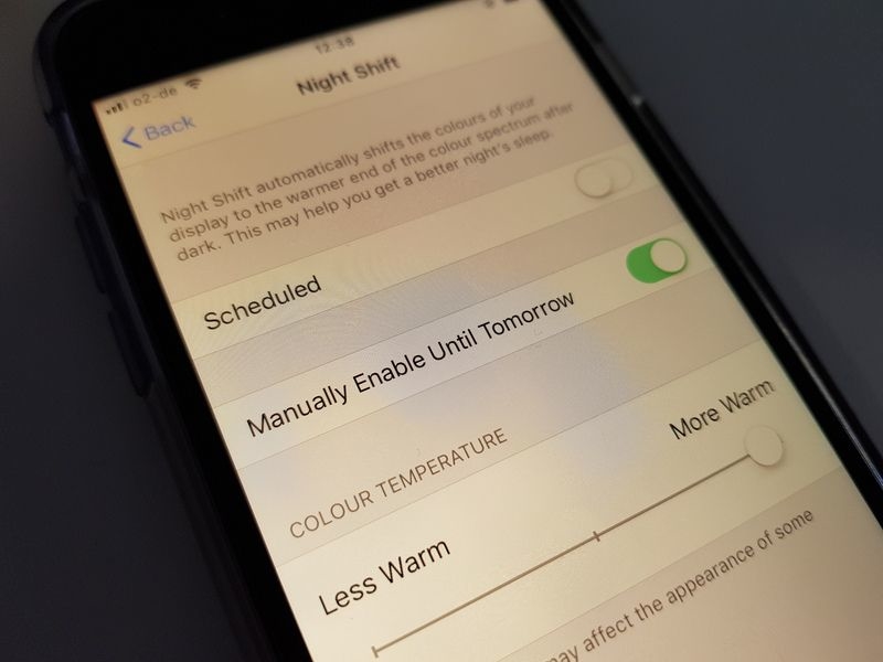 The so-called Night Shift feature on your iPhone, iPad or Mac is there to change the colour spectrum visible on your display. If you move the colour more towards the warmer spectrum, then that will be much easier on your eyes. Photo: Coman Hamilton/dpa