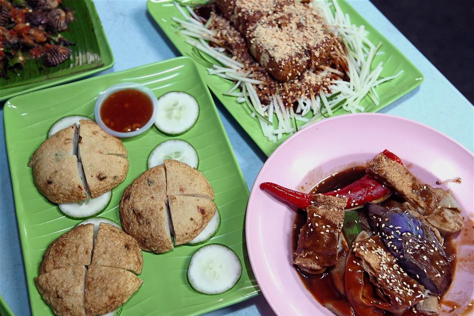 Patrons can try other items such as yong tau fu, fish cake and grilled toufu.