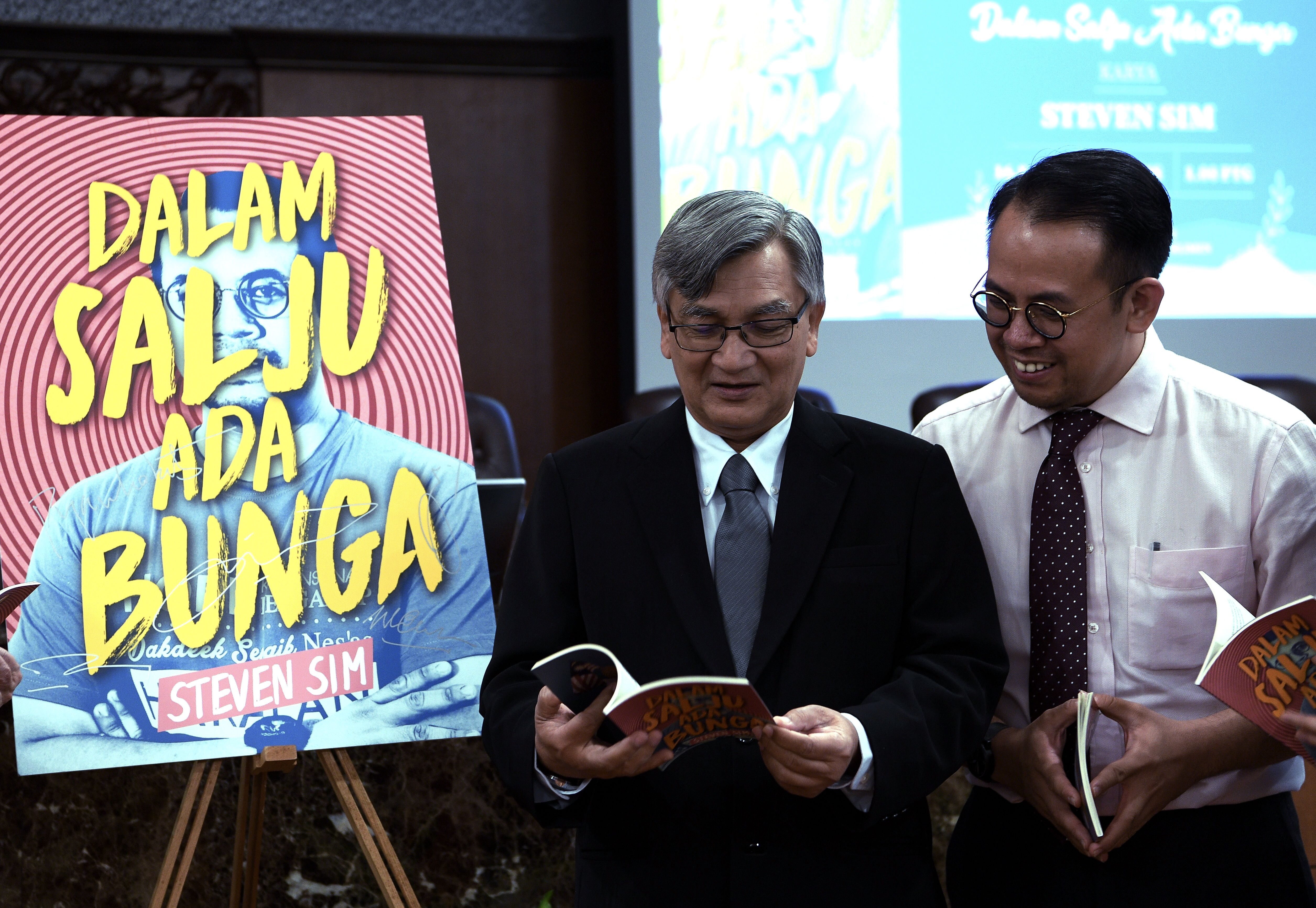 Dap Leader Launches Book Of Malay Poems Says Racial Attacks Outdated The Star
