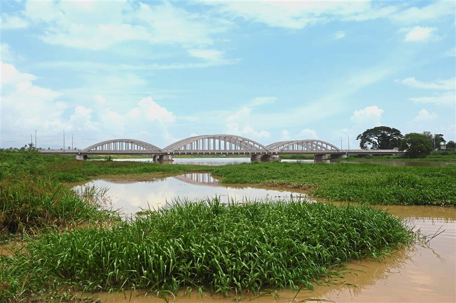 Jambatan Merdeka in Kepala Batas, straddling Muda River. — Photos: ASRI ABDUL GHANI and ZHAFARAN NASIB/The Star