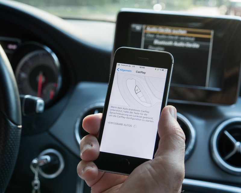 How to get Apple CarPlay or Android Auto to work in an older car