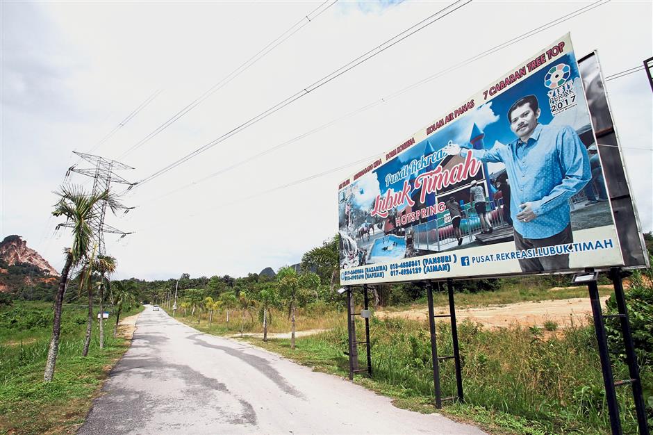 A large sign directing motorists towards the Lubuk Timah Hotsprings and Recreational Centre in Simpang Pulai.
