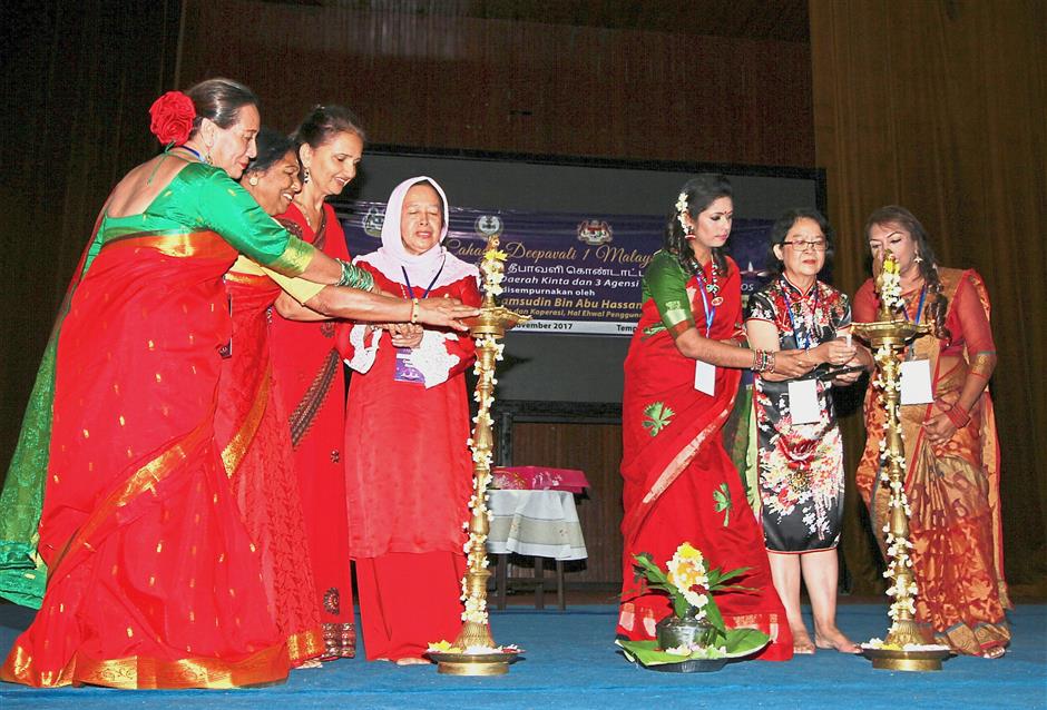 ipango181117 5... NGO representatives lighting the ‘Kuttu Vilakku’ (Indian oil lamp) at the opening of the Pesta Cahaya Deepavali 1Malaysia event at Ipoh town hall on Nov 18.
