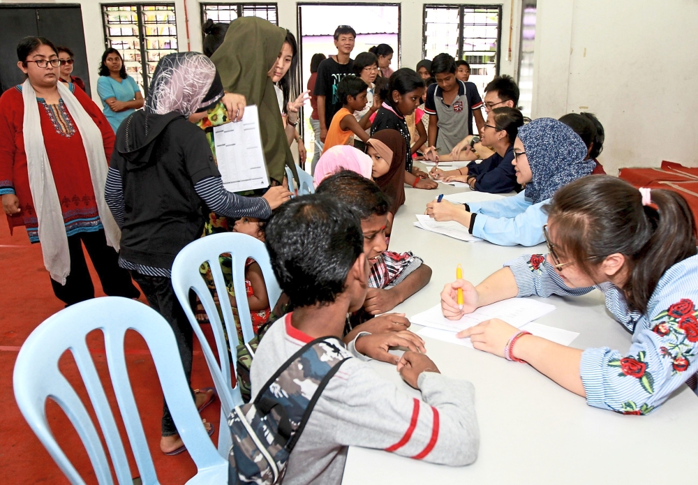 The 30 medical undergraduates from Universiti Malaya also carried out health checks for the children in PPR Lembah Subang.