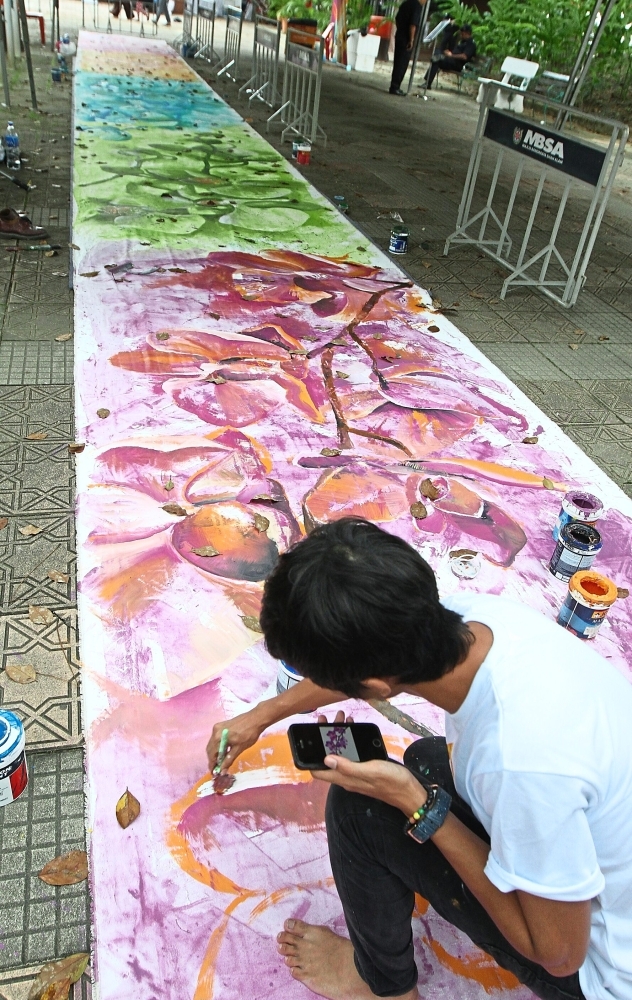 SAY Ignite entered The Malaysia Book of Records with its longest flower painting on canvas.