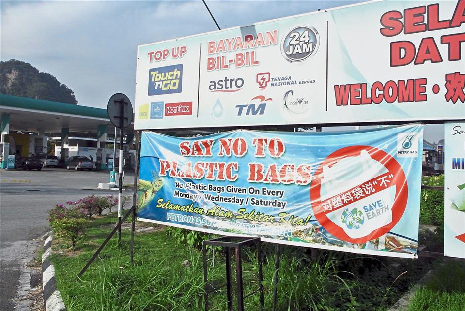 People interviewed by StarMetro say they do not mind bringing their own bags in order to save the environment.