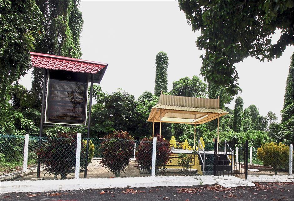 The remains of Sultan Mahmud Iskandar Shah, the 11th Sultan of Perak, and Sultan Alaudin Mughayat Riayat Shah, the 12th Sultan of Perak, lie here at Kampung Jawa, Pulau Tiga.