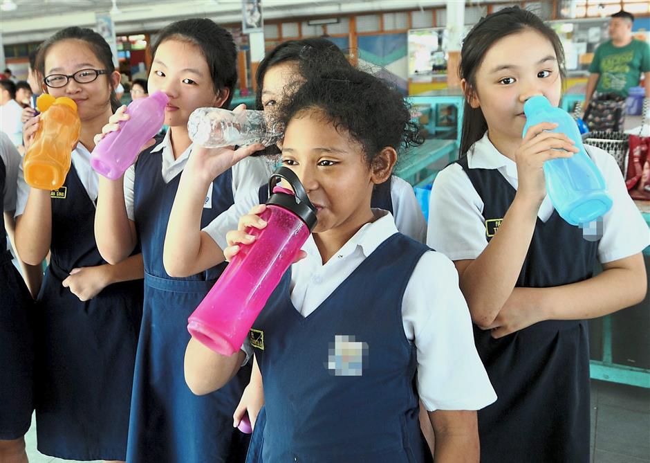 Schoolchildren are encouraged to drink water and milk in school, and to avoid sweetened drinks. — Filepic