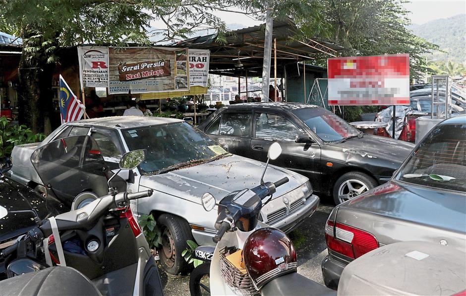 Abandoned vehicles are a hindrance at Kampung Melayu flat in Ayer Itam,Penang. Pic by: ZHAFARAN NASIB/The Star/ 16 January 2018