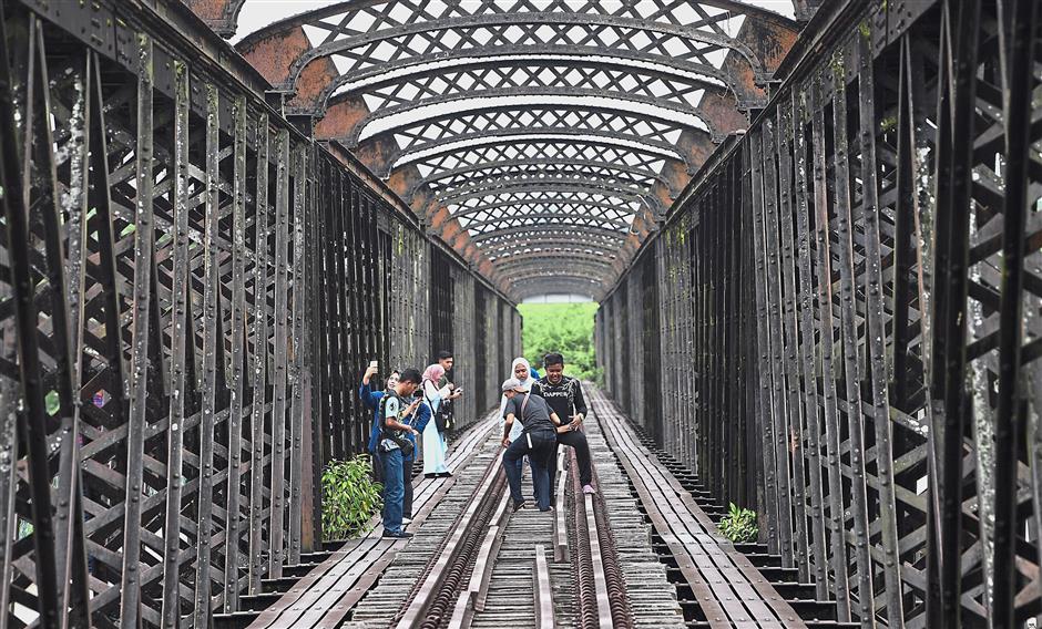 KUALA KANGSAR, 18 Jun -- Para pengunjung tidak melepaskan peluang sempena cuti Aidilfitri untuk melawat dan menikmati keindahan reka bentuk Victoria Bridge Kuala Kangsar hari ini.Jambatan Victoria atau dikenali sebagai Victoria Bridge adalah salah satu tarikan pelancong ke sini kerana keindahan reka bentuknya dan salah satu lokasi terbaik untuk merakam gambar kenangan. Lokasi Jambatan Victoria terletak di Enggor Kuala Kangsar dengan No Pengenalan Jambatan 333.Dahulunya ia adalah sebuah jalan keretapi dan sekarang menjadi laluan pejalan kaki dan motosikal.Jambatan yang menyeberangi Sungai Perak ini telah dibina pada tahun 1897 hingga 1900 dan telah di rasmikan pada 21 March 1900 oleh Sultan Perak Sultan Idris Mursyidul Azzam Shah.Jambatan ini dibina dengan kos 300,000, dengan panjang 1000 kaki dan ketinggian 40 kaki selain mempuyai tujuh perentang dan gelegar 1,158kaki dan di bina menggunakan gelang besi kekisi dan batu bata.--fotoBERNAMA (2018) HAK CIPTA TERPELIHARA