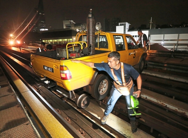 A hydraulic machine called Speeder 3 is used for turn-table maintenance work near the Bangsar station.