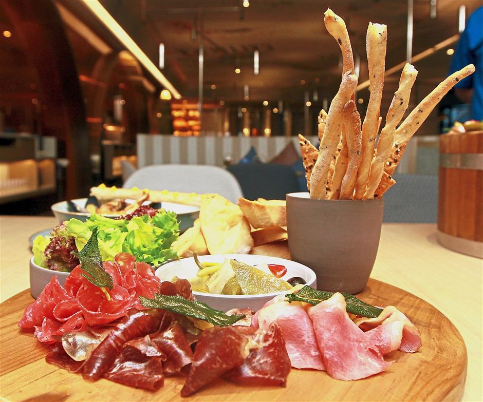 Nizza’s Charcuterie Board features turkey salchichon (Spanish summer sausage), cecina babilla (air-dried beef) and smoked duck, along with pickled onions, piparra peppers and marinated olives.