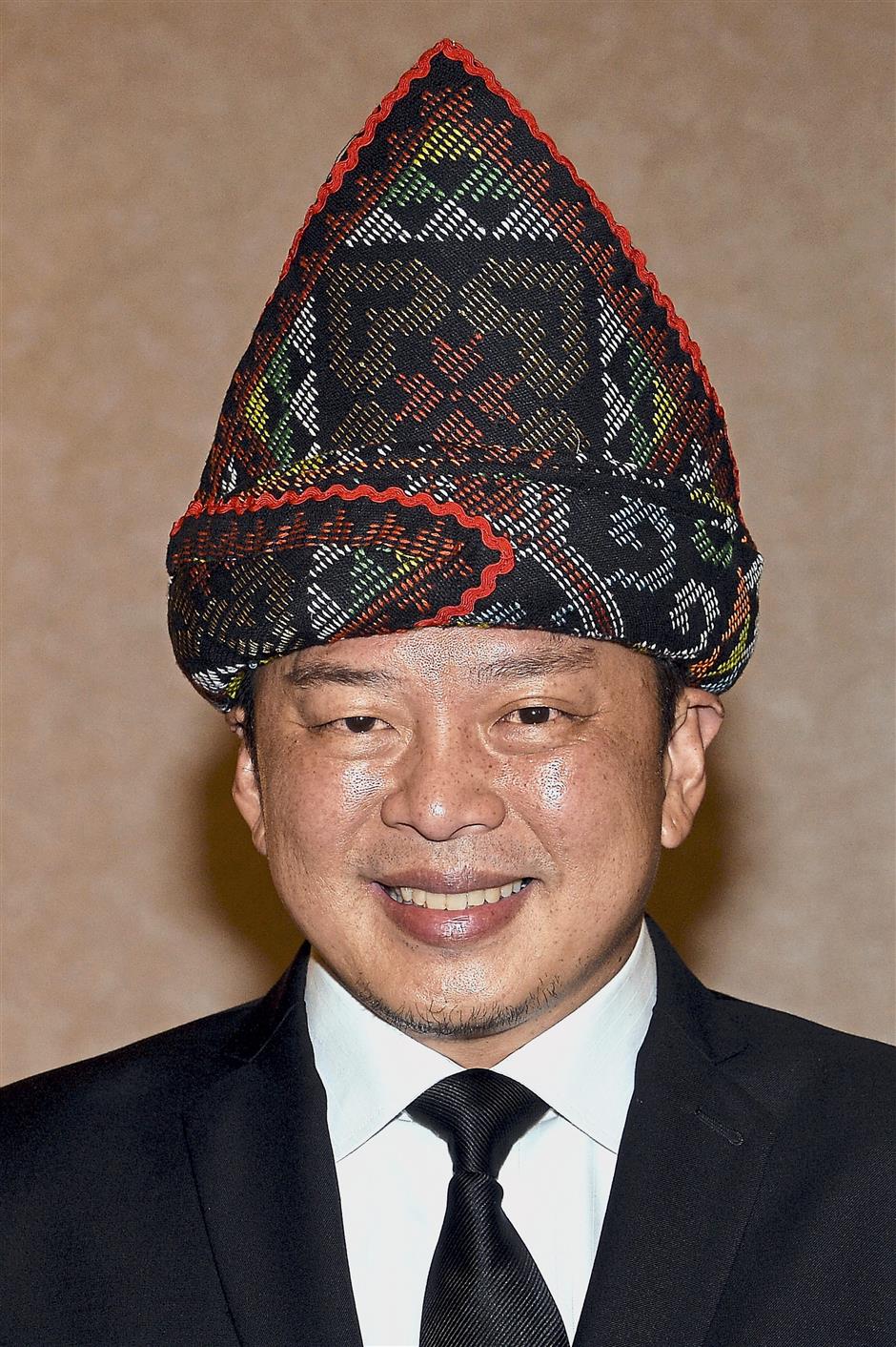 KUALA LUMPUR, 2 Julai -- Anggota Parlimen Penampang Ignatius Darell Leiking dilantik sebagai Menteri Perdagangan Antarabangsa dan Industri.Beliau mengangkat sumpah jawatan itu pada istiadat mengangkat sumpah jawatan dan setia serta sumpah simpan rahsia di Istana Negara, hari ini. --fotoBERNAMA (2018) HAK CIPTA TERPELIHARA