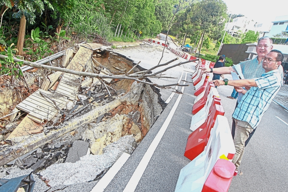 Large sinkhole in Sri Damansara worries residents | The Star Online