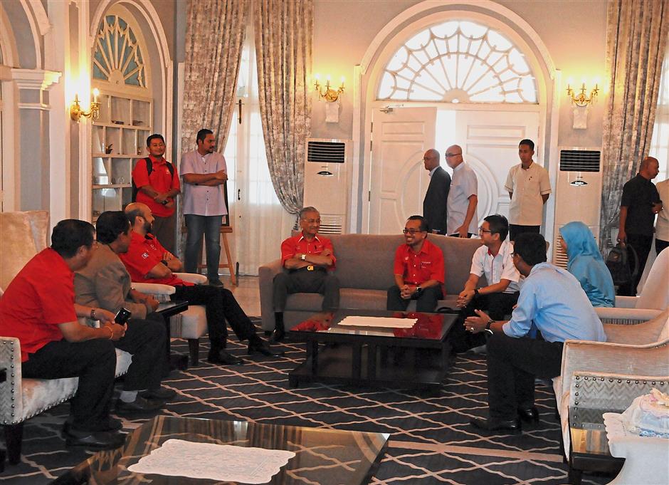 : Prime Minister Tun Dr. Mahathir Mohamad (centre) accompanied by Kedah Mentri Besar Datuk Seri Mukhriz Mahathir (third left) having some light moment with 6 other Pakatan Harapan leadership before proceed to chair a closed door meeting with them at Seri Melor Hall of the official residence of Kedah MB at Sri Mentaloon in Anak Bukit, Alor Setar, Kedah yesterday.With him identified are state DAP chairman Tan Kok Yew(left) and state PKR chairman.Dr. Azman Ismail (fourth right) and others(Starpic by G.C.TAN/The Star-3rd MAY 2018)
