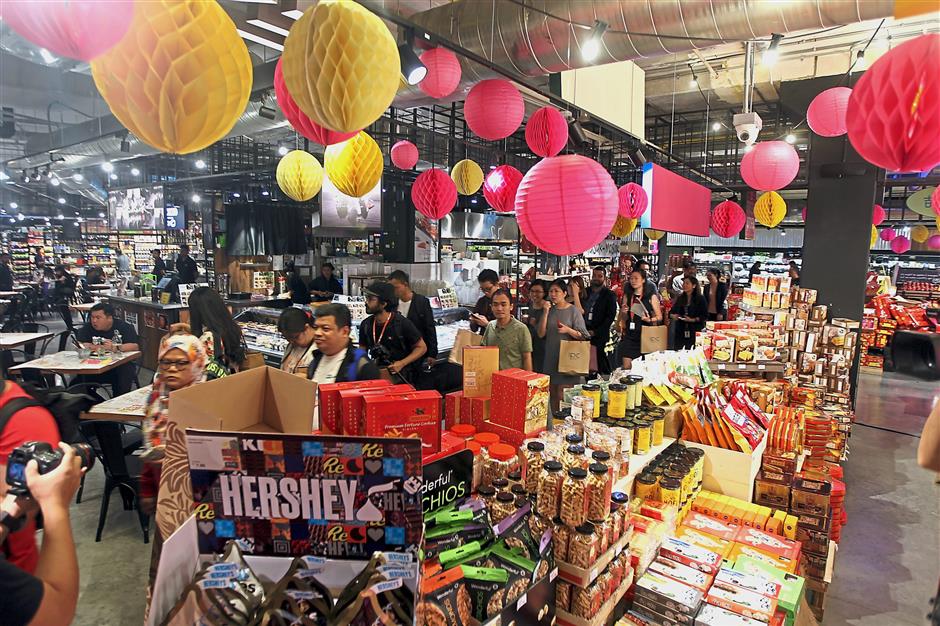 The media taking a tour around Ben’s Independent Grocer which is one of IPC Shopping Centre’s anchor tenants.