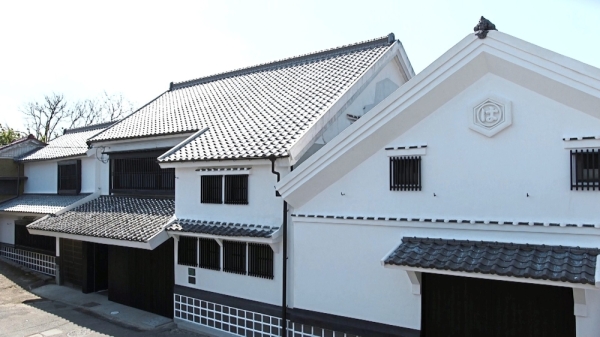 The newly repaired and renovated Hamada Shoyu factory recently unveiled its new look at its 200th anniversary celebration. Japanese architect Kengo Kuma undertook the task of overseeing its restoration while modernising it for today’s manufacturing standards.
