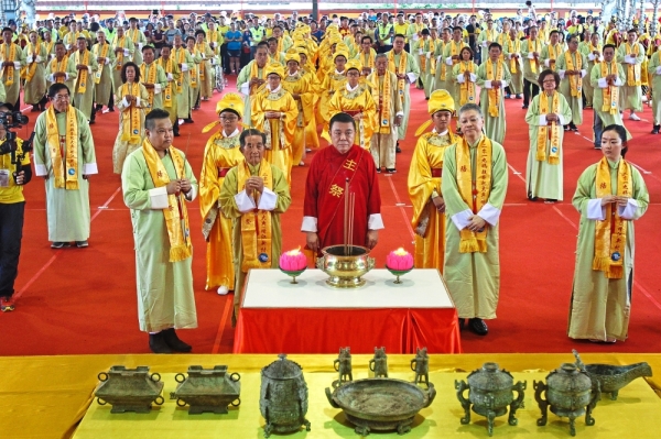Dr Tang (in red robe) leading the grand prayer ceremony with other guests.