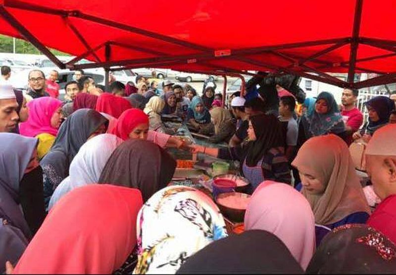 Rolling Buffalo Kuih A Wild Success At Kelantan Thai Border Thanks To Coconut Shell Charcoal The Star