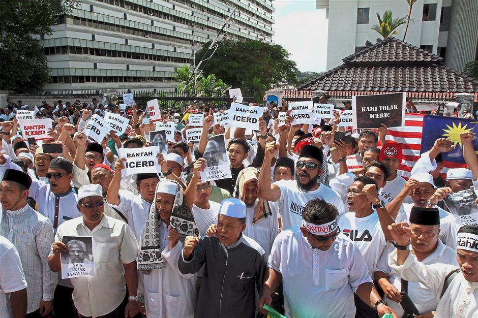 Unhappy crowd: Some of the anti-ICERD protesters gathering outside Wisma Negri in Seremban.
