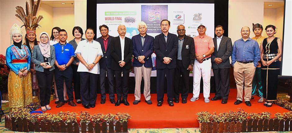 Representatives of Tourism Malaysia and Delta Trend pose for a photo.