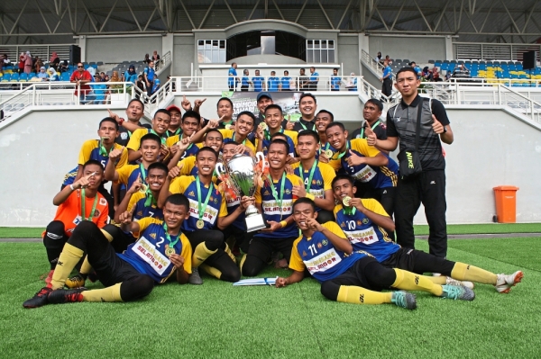 SMK Dato’ Harun players and coaches with the Datuk Mokhtar Dahari Charity Shield Cup.