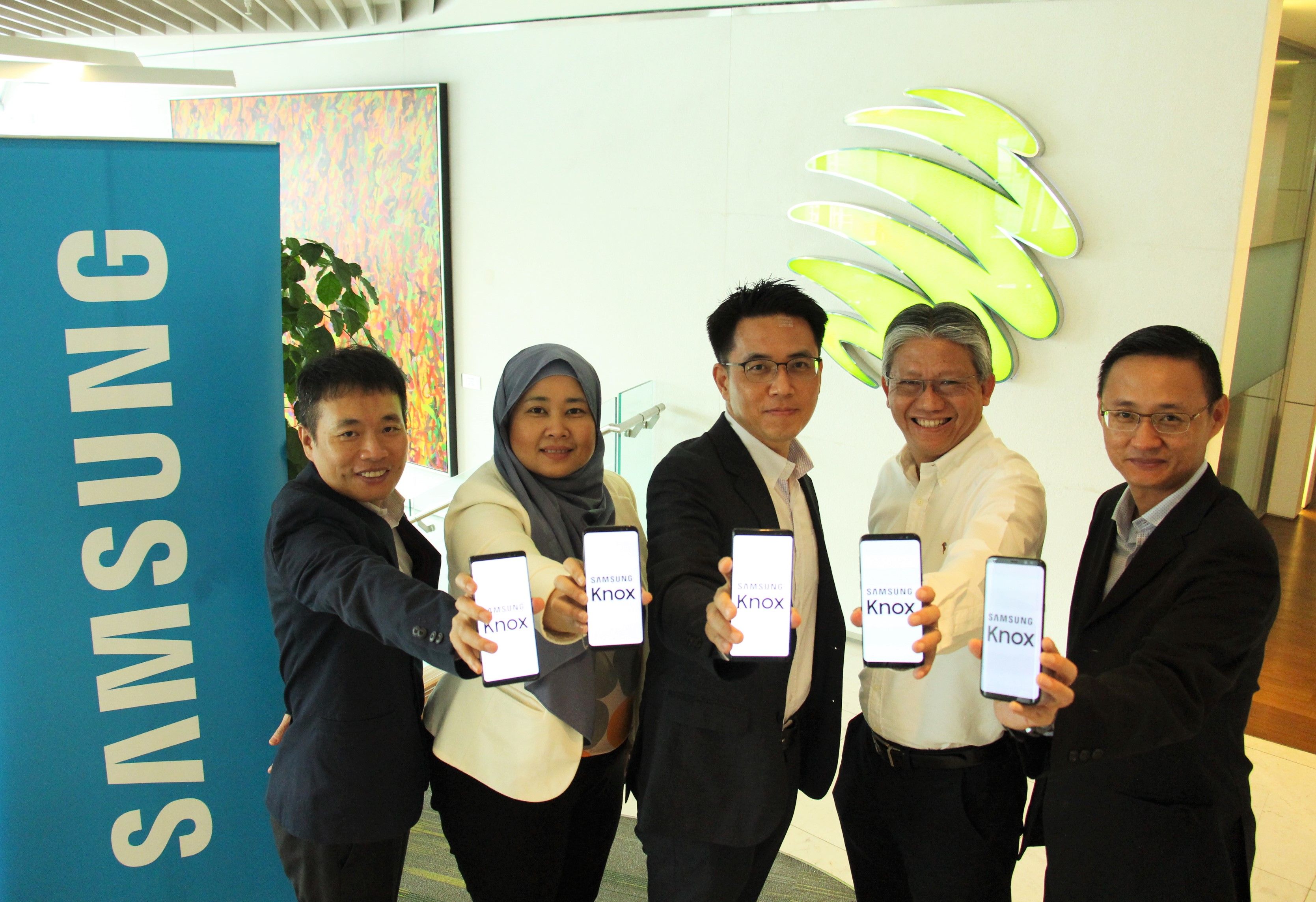 Maxis Teams Up With Samsung To Directly Offer Samsung Knox Solutions The Star