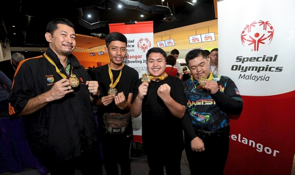 The first-placed team proudly showing their gold medals.