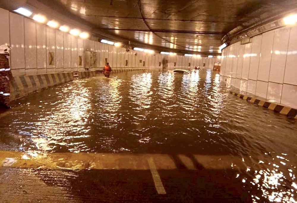 The photo that went viral actually captured the flood in the tunnel heading from Jalan Tun Razak towards KLCC and Jalan Loke Yew, and not the SMART Tunnel.