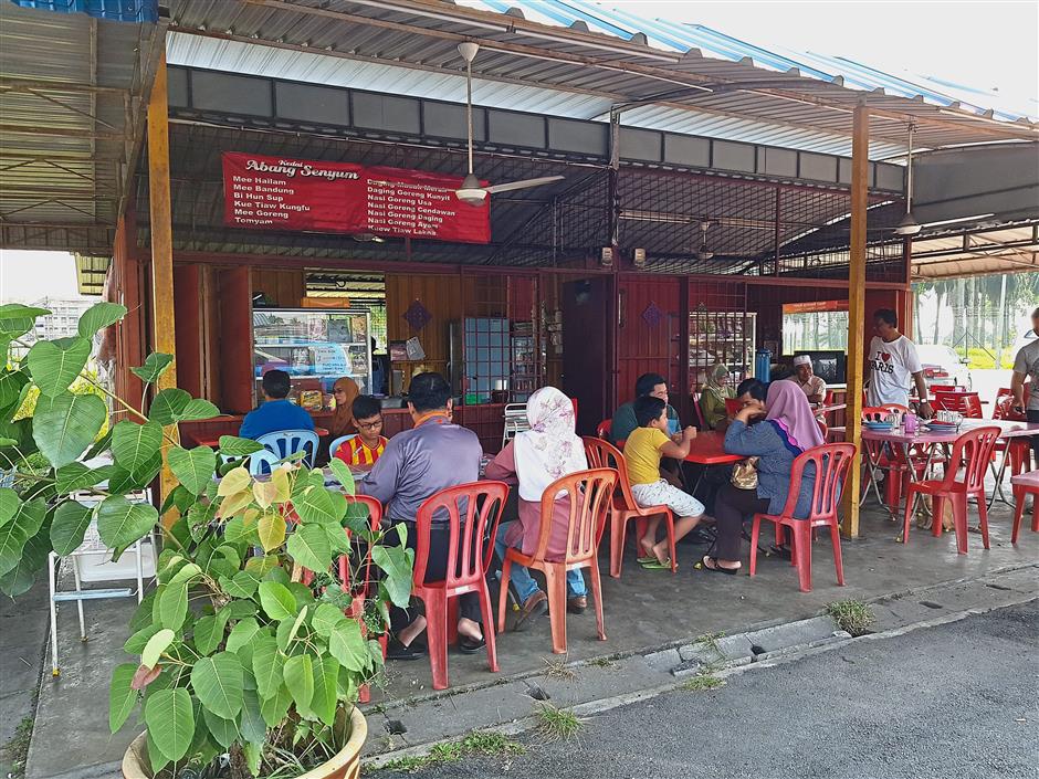 Voters stopped at stalls like this at Chodoi in Kuala Langat to enjoy the beverages and local fare on a hot and humid day.