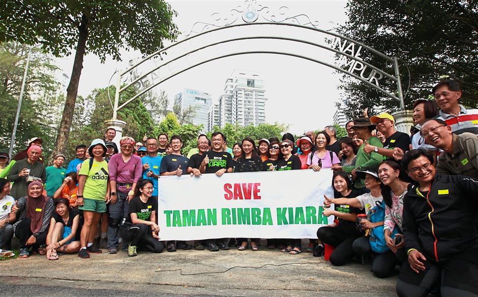 A group of hikers showing their support to preserve Taman Bukit Kiara during a picnic. — filepic