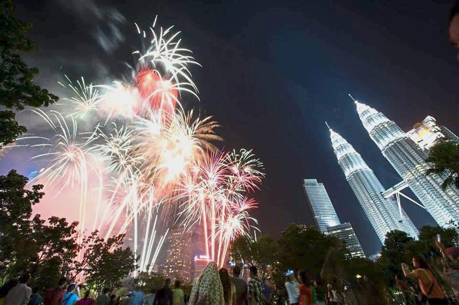 KLCCAs the year of 2017 comes to an end, have an unforgettable experience counting down to the new year at the KLCC Park. There’ll be performances by local artists such as DJ Roundhead, Idayu Yaakob, and Alif Satar, as well as a dazzling 10 minute musical firework show. Another thing to look out for would be the illuminated water fountain show that KLCC is known for. Everyone is welcome to the event held on Dec 31 at 6.00pm. Admission is free for all.
