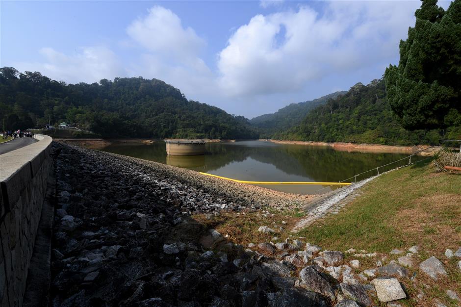 GEORGE TOWN, 24 Mac -- Empangan Air Itam mempunyai air mentah yang mencukupi untuk memenuhi keperluan bekalan air di bandar Air Itam, Lembah Paya Terubong dan kawasan sekitarnya selama 48 hari. Ketua Menteri Chow Kon Yeow menyeru rakyat agar menjimatkan penggunaan air berikutan dengan fenomena cuaca panas yang melanda di negeri ini. Beliau turut melawat empangan berkenaan bersama Ketua Pegawai Eksekutif Perbadanan Bekalan Air Pulau Pinang Sdn Bhd (PBAPP) dan PBA Holdings Bhd (PBAHB), Datuk Ir. Jaseni Maidinsa. --fotoBERNAMA (2019) HAK CIPTA TERPELIHARA