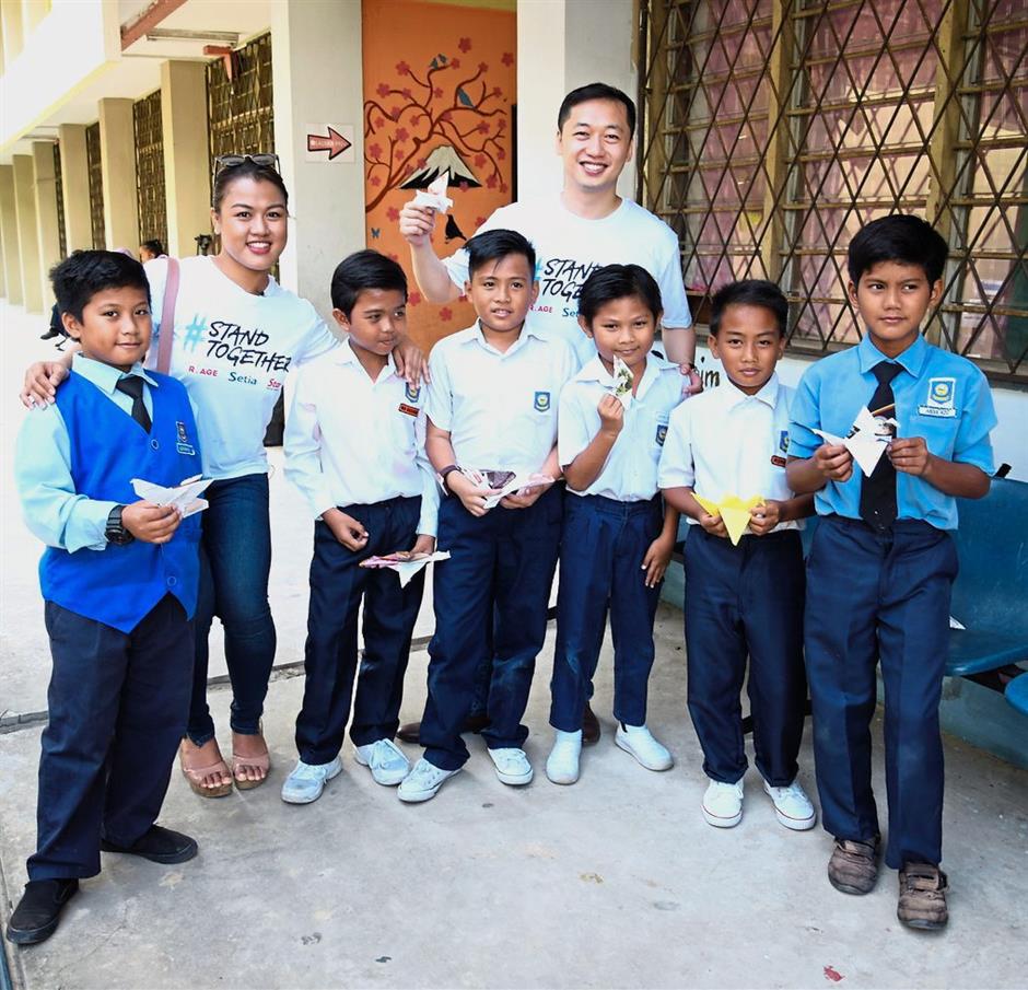 Star presence: Ann (second from left) and 100 Project co-founder Andrew Yong with students from SK Kampung Contoh in Sabah.