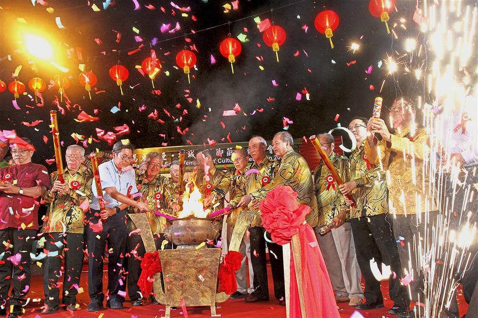 Guan Eng (centre) and committee members of the Penang Hokkien Kongsi launching the Penang Ban Ka Lan Snake Temple flame-watching ceremony.