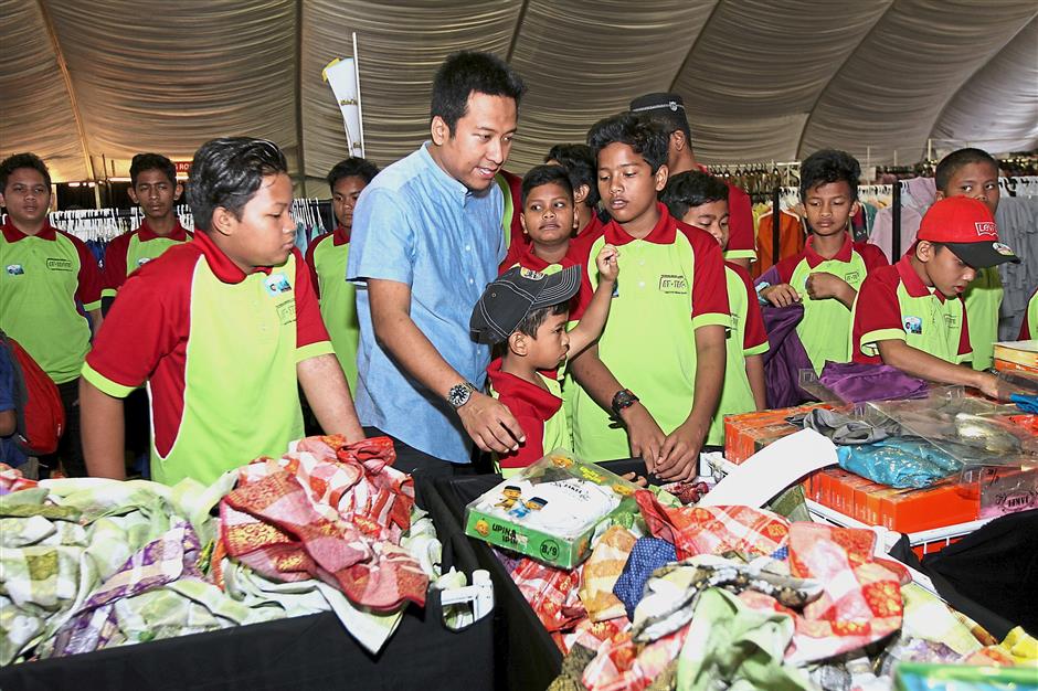 220 Children Pick Out Own Baju Raya The Star